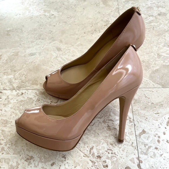 MICHAEL KORS PATENT LEATHER CAMEL PLATFORM PUMPS 7M (fits 6.5) - Picture 1 of 7